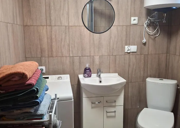 Wypoczynkowy-caloroczny بيت للعطل